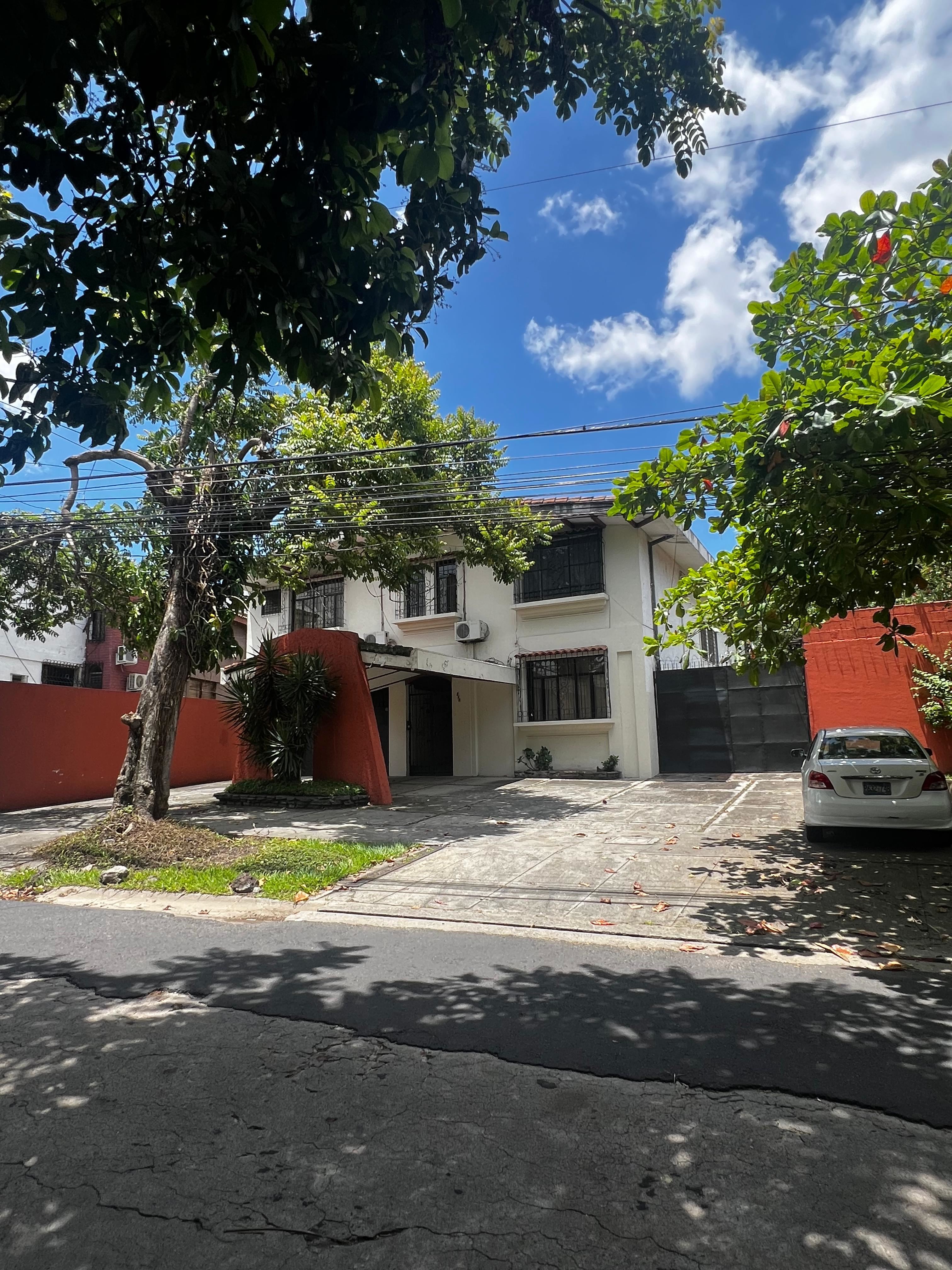 LARGE HOUSE COLONIA SAN FRANCISCO, SAN SALVADOR